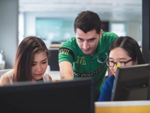Professores desenvoltos em tecnologia