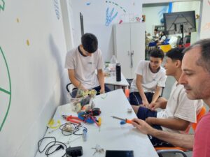 Estudantes criam torneira inteligente para reduzir o consumo de água e de energia elétrica. Uma solução sustentável da Escola Municipal José de Alencar