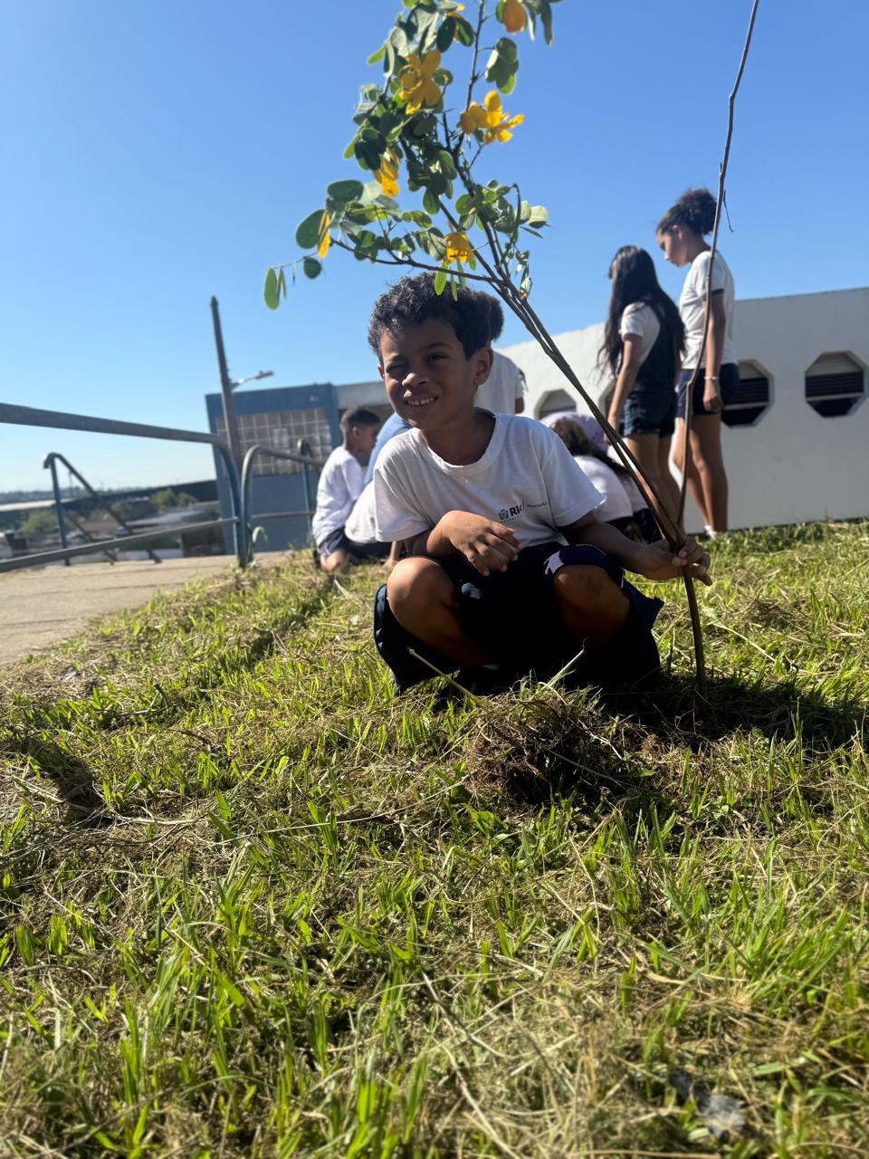 Em ação educativa da concessionária Águas do Rio, CIEP Glauber Rocha celebra o Dia Mundial do Meio Ambiente com plantio de plantas e teatro