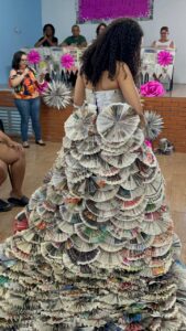 Desfile sustentável e inclusivo transforma resíduos em moda e protagonismo na Escola Municipal Cyro Monteiro