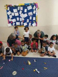 Criatividade, inclusão e meio ambiente: crianças do EDI Beatriz Ryff ‘limpam o rio’ em atividade dos jogos inclusivos