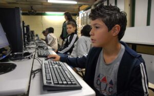 MEC lança curso gratuito para preparar professores no uso da inteligência artificial em sala de aula