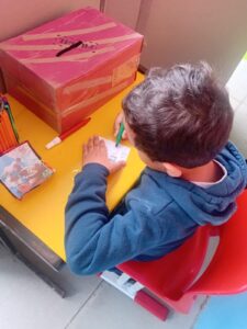 Crianças da Creche Criando o Futuro fazem eleição para escolher novo nome para rio da comunidade
