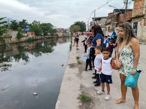 Na Cidade de Deus, crianças do EDI Jardim do Amanhã saem da escola para investigar o Rio Grande e cuidar do território